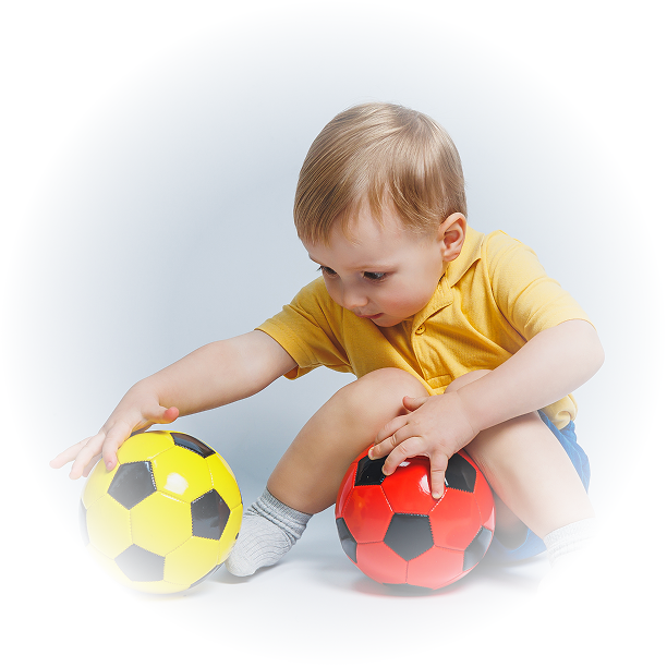 kleinkind spielt mit ball